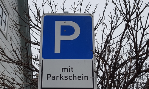 Laut Verwaltung stehen ausreichend Parkplätze zur Verfügung. Eine weitere Reglementierung sei daher nicht notwendig. Symbolfoto: Jan Borner