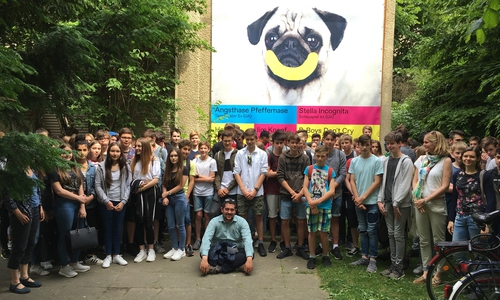 Weit über 100 Schülerinnen und Schüler des Theodor-Heuss-Gymnasiums hatten das Stück „Djihad“ im Haus 3 als Gedankenanstoß erlebt - hier im Bild zusammen mit dem muslimischen Lehramtsstudenten nach der Aufführung vor dem Haus 3 des Staatstheaters Braunschweig. Foto: THG