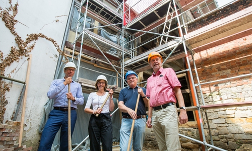 Matthias Gericke, 
Kerstin Langenheim und Hartmut Krämer von der  Bürgerstiftung Ostfalen setzen zusammen mit Wolfgang Brumund, Leiter des Bauamtes der Stadt Helmstedt, zum ersten Spatenstich an. Foto: Sebastian Petersen
