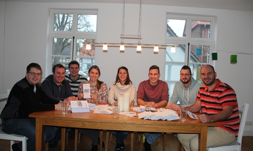 Das Betreuerteam beim Planen der kommenden Radtour. Von links: Markus Homeister, Kolja Mühe, Malte Viedt, Ann-Christin Serbest, Laura Neugebauer, Pascal Wollschläger, Steven Elberling, Serkan Serbest; fehlend: Josephine Strübing, Andrea Föniger. Foto: Privat