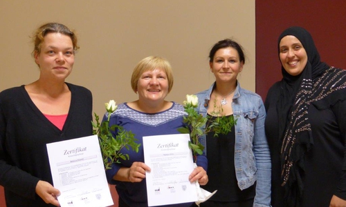 Von links: Rebecca Feustel und Natalja Orlov, zwei der zehn Teilnehmerinnen halten stolz ihr Zertifikat in den Händen, das sie von den FKSB Mitarbeiterinnen Annika Hoffmann und Rimah Attia-Abdelwahed überreicht bekamen. Foto: Landkreis