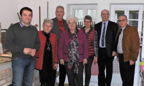 Frank Oesterhelweg (3. v. l.) und Gerhard Schwetje (2. v. r.) werden im Gärtnermuseum von (v. l.) Florian Kinne, Elisabeth Schwieger, Doris Liefner, Rosi Isensee und Andreas Meißler begrüßt. Foto: Privat