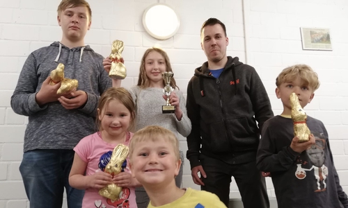 Die Sieger des Schützenvereins Rümmer freuten sich über die goldenen Osterhasen. Foto: Schützenverein Rümmer