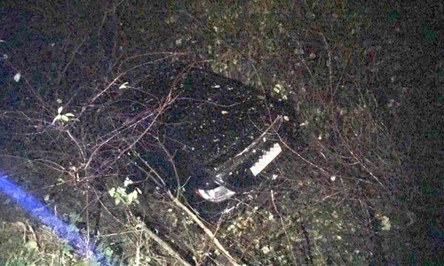 Ein Auto landete kopfüber im Straßengraben. Fotos und Video: aktuell24