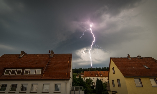 Dieses großartige Blitzfoto schickte unser Leser Enrico Gloel der Redaktion. Es entstand beim gestrigen Unwetter. Foto: Enrico Gloel