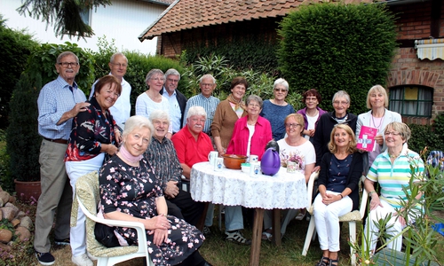 Zum Abschluss kamen die Kursteilnehmer in einem schönen Garten in Roklum zusammen. Foto: Bernd-Uwe Meyer