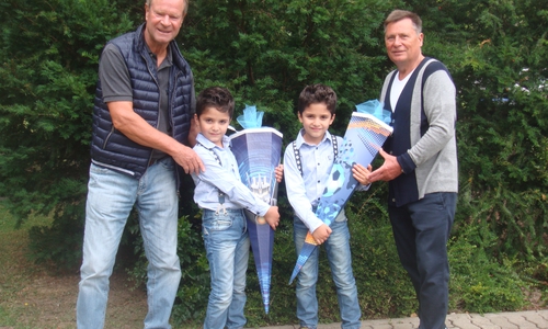 Die syrischen Zwillinge Abanoub und George bekamen Schultüten vom Kiwanisclub. Foto: Braun 
