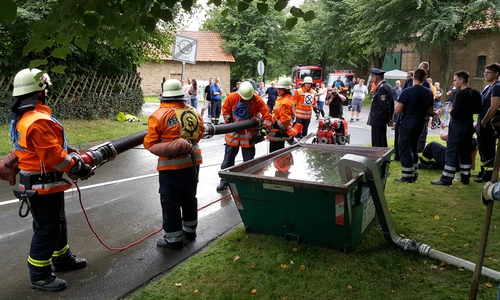 Feucht ging es bei den Eimerwettbewerben um den titel des Heesebergmeisters zu. Foto:  Aygün Erarslan, Kreispressesprecher Süd der Kreisfeuerwehr Helmstedt