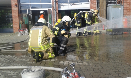 Stefan Sander (Ortsbrandmeister Feuerwehr Volzum) und Andreas Kuropka, beide am Hohlstrahlrohr bei der Brandbekämpfung an der Gasübungsanlagen der Feuerwehr Wolfenbüttel. Foto: Privat