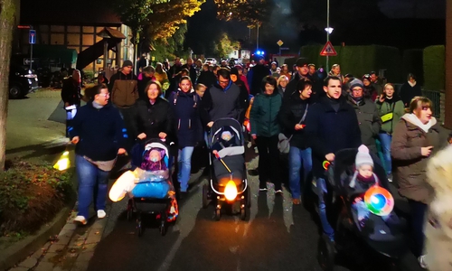 Mit vielen Laternen und Fackeln gingen die Teilnehmer durch den Ort. Fotos: Feuerwehr Leinde