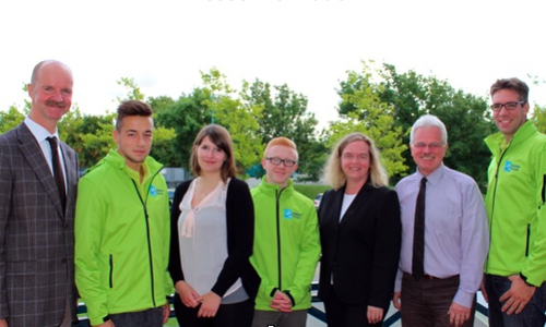 Drei neue Auszubildende bei den Stadtwerken und Stadtbetrieben. Von Links: Geschäftsführer Matthias Tramp, Marvin Obst (Auszubildender Stadtbad), Karolin Lüerßen (Auszubildende Stadtwerke), Jannick Riedel (Auszubildender Stadtbad), Geschäftsführerin Vera Steiner, Jürgen Friese (Personalleiter und Ausbilder Stadtwerke) und Clemens Ciecior (Teamleiter und Ausbilder Stadtbad) Foto: Privat