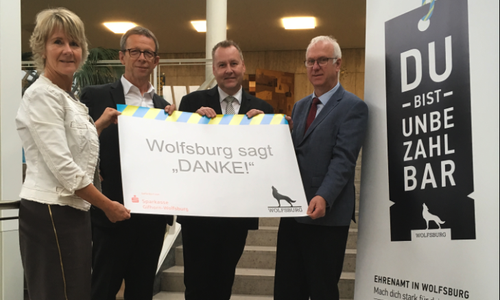 (v.l.) Birgit Maaß (Koordinierungsstelle Bürgerengagement, Stadt Wolfsburg), Oberbürgermeister Klaus Mohrs, Jens Ostermann (Bereichsdirektor Region Wolfsburg, Sparkasse Gifhorn-Wolfsburg) und Werner Borcherding (Erster Stadtrat, Stadt Wolfsburg) bewerben das Ehrenamtsfest 2018. Foto: Stadt Wolfsburg