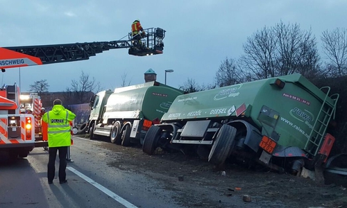 Die Einsatzkräfte beim Versuch das Zugfahrzeug und den Anhänger zu bergen. Foto: Polizei Braunschweig