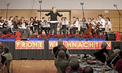 Rund 200 Senioren ließen sich bei der Seniorenweihnachtsfeier in der Lindenhalle unterhalten.

Foto: Stadt Wolfenbüttel