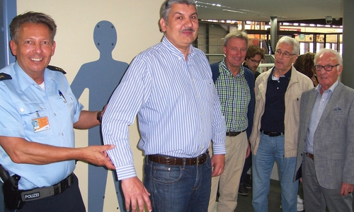 Polizeidirektor Andreas Meier führt Woltwiesches CDU-Chef Jörg Meckoni in die richtige Position am Körperscanner, während die Gemeinderäte Wilhelm Sieverling, Wolfgang Belte und Hans Grünhagen kritisch kontrollieren (v. li.). Foto: Michael Kramer     