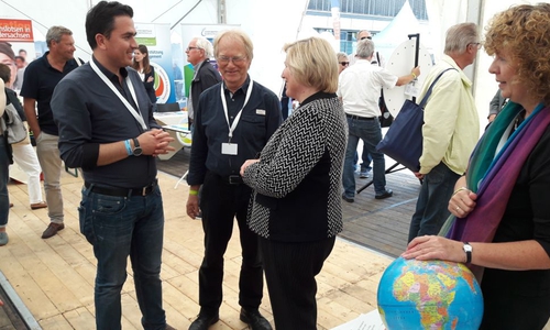Sozialministerin Cornelia Rundt am Infostand des Willkommenscafés. Foto: privat