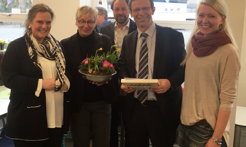 Schulleiterin Anja Gläsner-Weitkamp, Stadträtin Iris Bothe, Oberbürgermeister Klaus Mohrs und Ganztagskoordinatorin Tanjana Achilles bei der Einweihung der Mensa (von links). Foto: Stadt Wolfsburg
