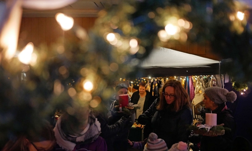 Der Lichtermarkt beim Familienzentrum wurde wieder gut besucht. Fotos: Alexander Panknin