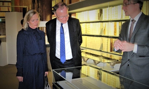 Ministerpräsident Stephan Weil trägt sich in das "Goldene Buch" der Herzog August Bibliothek ein. Von links: Landtagskandidatin Dunja Kreiser, Ministerpräsident Stephan Weil, Kurator Dr. Hole Rößler. Foto: privat