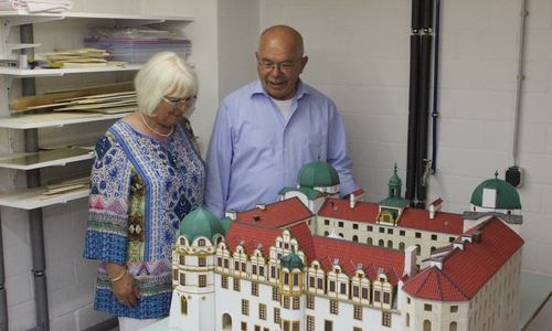 Wilhelm Peters und seine Frau an dem fast fertigen Schloss Celle. Foto/Video: Sandra Zecchino