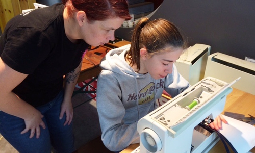 Ran an die Nähmaschinne hieß es für die teilnehmerinnen des Upcycling Projekts im Jugendzentrum Haltestelle. Foto: Stadt Wolfsburg