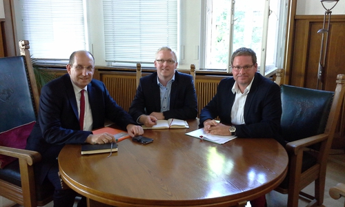 Im Austausch (von links) Matthias Wunderling-Weilbier, Falk Hensel und Marcus Bosse. Foto: privat