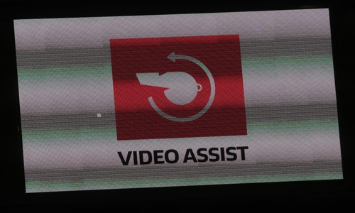 Der Video-Assistent hatte reichlich zu tun. Foto: Agentur Hübner.