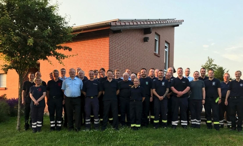 Die Teilnehmer der Arbeitsgruppe posieren vor dem Feuerwehrhaus in Rhene. Foto: Feuerwehren Baddeckenstedt
