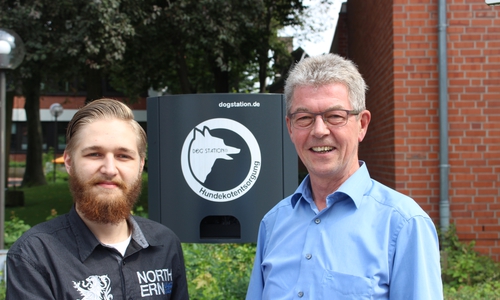 V.l. Calvin Spaleck, Auszubildener zum Verwaltungsfachangestellen im zweiten Lehrjahr und Samtgemeindebürgermeister, Rüdiger Fricke, wollen Hundesteuerhinterziehern auf die Spur kommen. Foto: Jan Weber