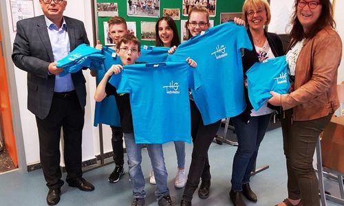 Die T-Shirts für die Bläserklasse überreichten Andreas Meißler (l.) und Gabriela Aßmann (r.) im Beisein von Renate van de Voort an einige Schülerinnen und Schüler. Foto: privat
