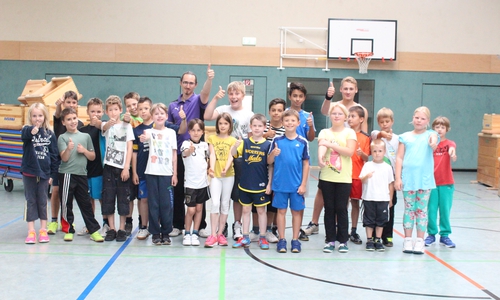 Die 22 Kinder  und auch die beiden Coaches  hatten sichtlich Spaß am Parkour. Fotos: Max Förster
