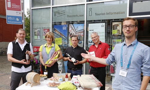 Jörn Zeisbrich (Barrique Wolfenbüttel), Susanne Röder (Gourmetmarkt Röber), Andre Volke (braubar Wolfenbüttel), Andreas Steinig (Treccino Rösterei und Cafebar) und Stadtführer Sebastian Mönnich laden zur GenussmanufakTour ein. Foto: Stadt Wolfenbüttel. Foto: Thorsten Raedlein