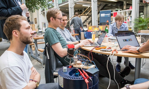  Das Team „OxyHack“ tüftelt an einem Sauerstoffcontroller für eine flexiblere Sauerstoffversorgung von lungenkranken Menschen. 
