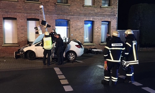 Damit endete die wilde Fahrt: Der 21-Jährige stoppte sich selbst. Fotos/Video: aktuell24(DC)