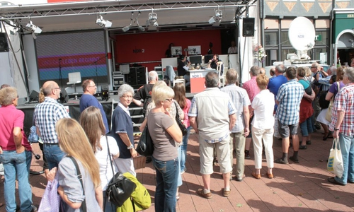 Bevor es am Exer losgeht, sendet NDR 2 live aus der Lange Herzogstraße. Foto: Archiv
