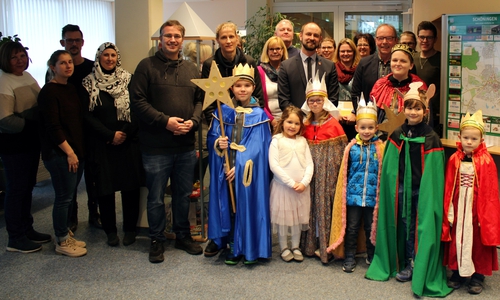 Die Sternsinger beim Empfang im Bürgerbüro.
Foto: Stadt Schöningen