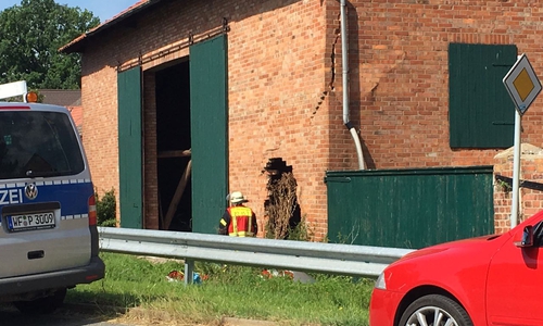 Der Unglückswagen durchschlug regelrecht die Steinmauer und hinterließ ein klaffendes Loch in der Scheune. Fotos: Nick Wenkel /Video: aktuell24