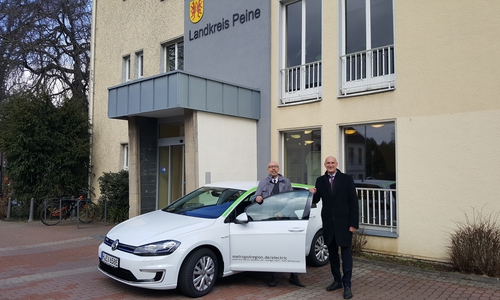 Raimund Nowak (links) und Landrat Franz Einhaus. Foto: Landkreis Peine