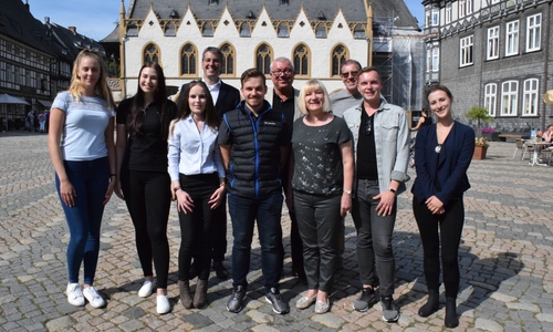 Mit den Azubis Dominica Drab (1. Reihe von links), Denise Eckert, Fabienne Röpke und József Magonyi freuen sich Dr. Oliver Junk (hintere Reihe von links), Oliver Kasties, Artur Rittinghaus sowie Jugendauszubildendenvertreterin Elisa-Marei Pietrzynski (von rechts), Marcel Weißenborn vom städtischen Fachdienst Personal und Vera Tietz. Foto: Stadt Goslar