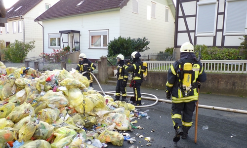 Die Säcke wurden aus dem Fahrzeug herausgeholt und mit Wasser abgelöscht. Foto: Freiwillige Feuerwehr Oker