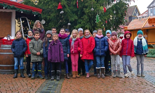 Unter der Leitung von Klassenlehrerin Bärbel Ennemoser schmückten die Schülerinnen und Schüler der Klasse 3c die Friedenstanne auf dem Stadtmarkt. Foto: Stadt Wolfenbüttel

 