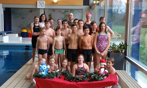 Die Teilnehmer des Weihnachtsschwimmens. Foto: WSV