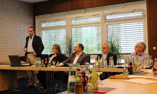 Henning Schwerdt zeigte dem Gemium die Möglichkeiten der planerischen Steuerungen auf. Foto: Eva Sorembik