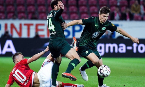 Elvis Rexhbecaj (re.) debütierte in dieser Saison. Foto: imago/Hübner