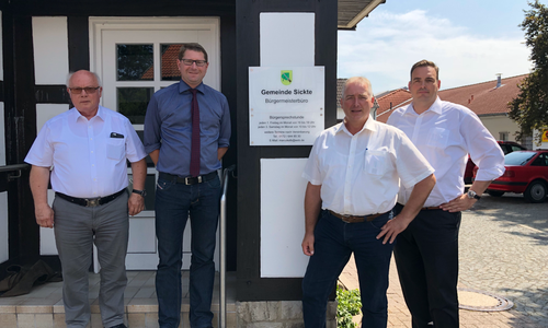 Von links vor dem Sickter Bürgermeisterbüro: Wolfgang Gürtler, Marco Kelb, Frank Oesterhelweg und Thilo Geipel. Fotos: MIT