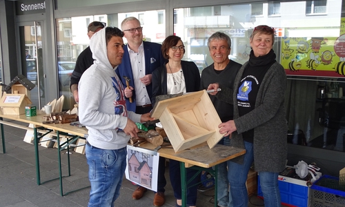 Von links: Khalid Rashokhalid, (verdeckt Adrian Koschyk), Falk Hensel, Dr. Christine Arbogast, Dr. Otmar Dyck sowie Agenturmitarbeiterin Dagmar Großkopf. Foto: Freiwilligenagentur