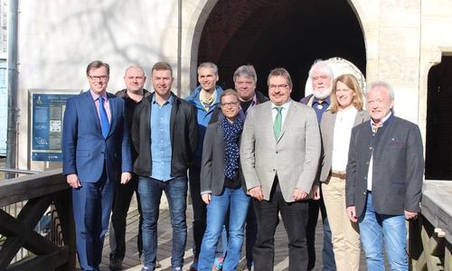 Landrat Dr. Andreas Ebel (l.) bedankte sich bei den Teilnehmen der Aktion "Sauberer Landkreis". Foto: Eva Sorembik