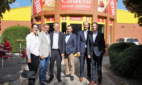 Jasmin Guss-Klier, Hendrik Wolf-Doettinchem, Oberbürgermeister Klaus Mohrs, Ingmar Wolf-Doettinchem, Jens Hofschröer und Dennis Weilmann. Foto: WMG Wolfsburg