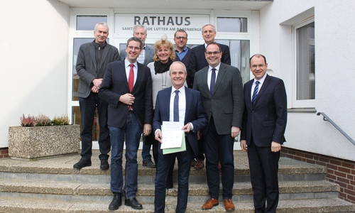 Bürgermeisterin, Bürgermeister und Landrat haben geeint den offenen Brief an die KVN unterzeichnet. (v.l.n.r.: Stefan Grote (BM Braunlage), Dr. Oliver Junk (OBM Goslar), Ralf Abrahms (BM Bad Harzburg), Britta Schweigel (BM Clausthal-Zellerfeld), Landrat Thomas Brych, Alf Hesse (BM Liebenburg), Bodo Mahns (SGBM Lutter), Ingo Henze (BM Langelsheim), Erik Homann (BM Seesen))

Fotoquelle: Landkreis Goslar

 