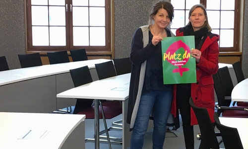 Angelika Uminski und Ulrike Siemens im großen Sitzungssaal des Kreistages Wolfenbüttel. Foto: Kreisverband Wolfenbüttel BÜNDNIS 90/DIE GRÜNEN